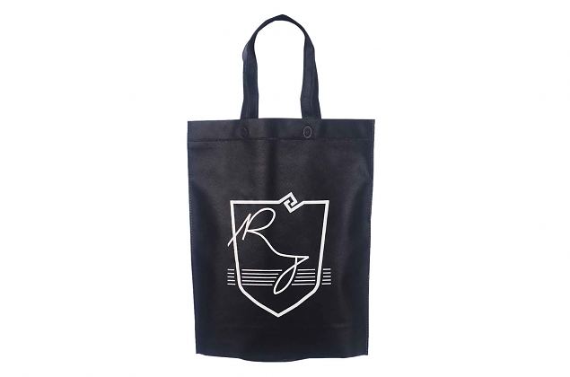 Riidest kott, mis on valmistatud musta värvi non woven kangast. Kotile pakume logo pealetrüki võim