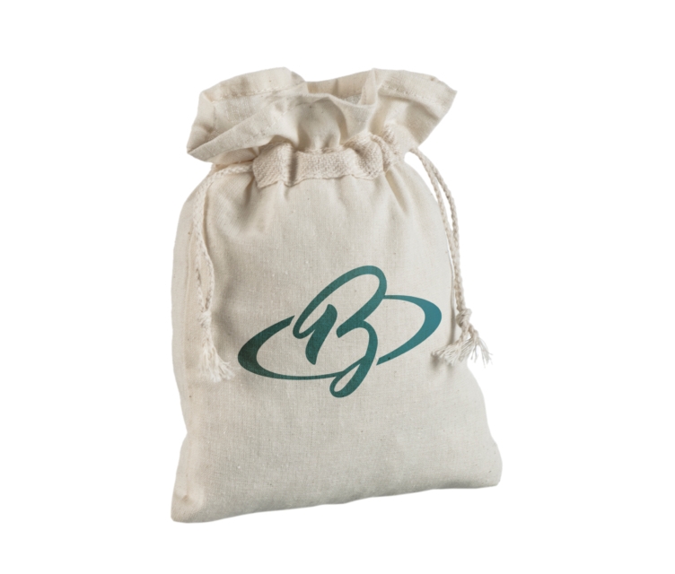 Liten naturfärgad bomullspåse med dragsko. Storlek 15 x 21 cm.